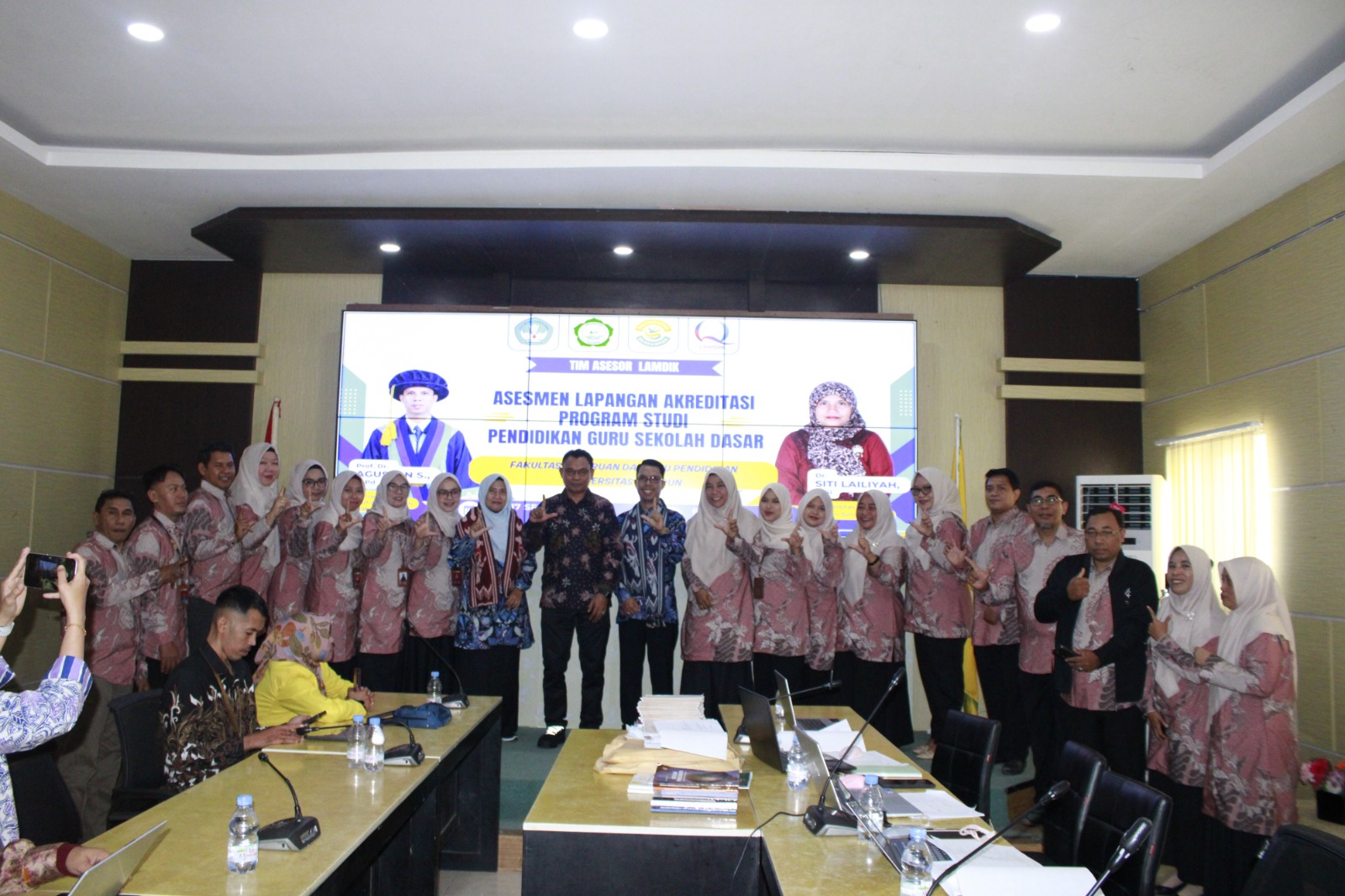 Foto Bersama Dosen Prodi PGSD, Rektor Universitas Khairun, dan Tim Assesor Akreditasi LAMDIK