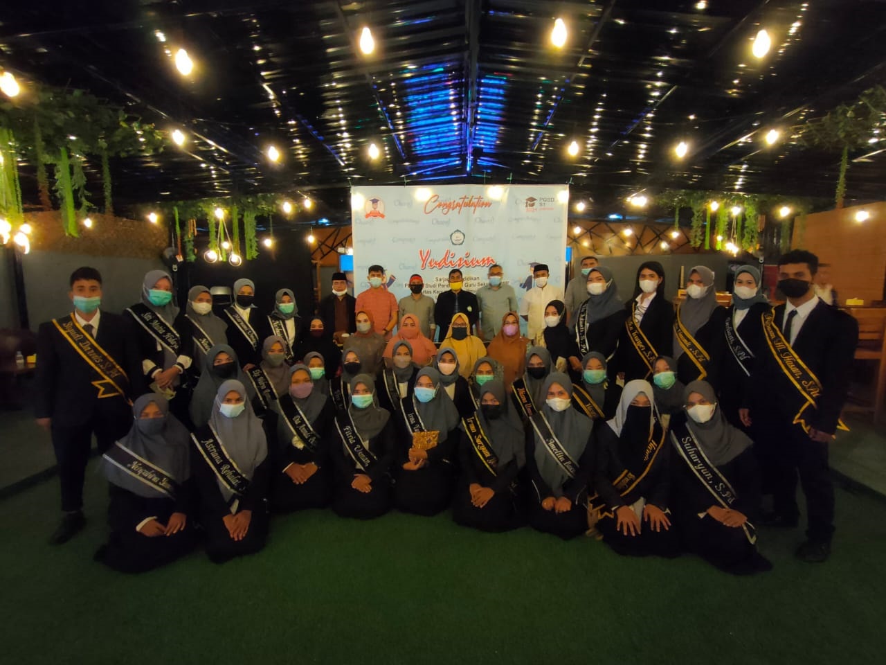 PROGRAM STUDI PENDIDIKAN GURU SEKOLAH DASAR YUDISIUMKAN 30 MAHASISWA