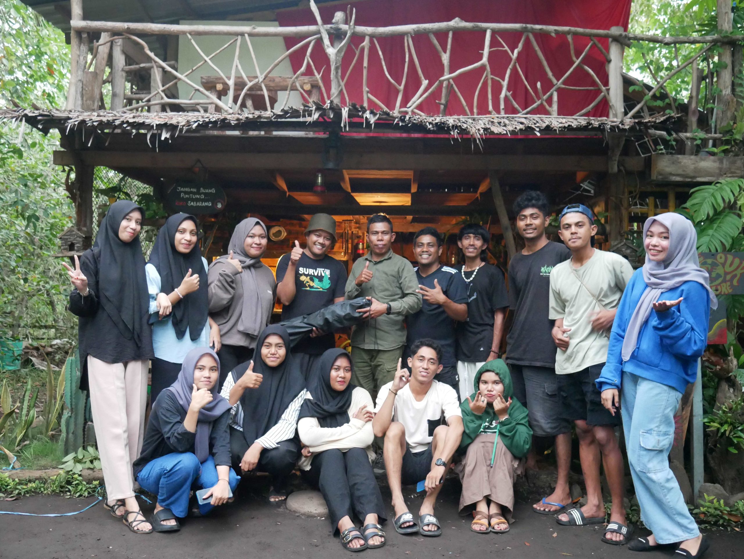 PENYERAHAN CINDERAMATA OLEH MAHASISWA PGSD UNKHAIR KEPADA PEMUDA PULO TAREBA